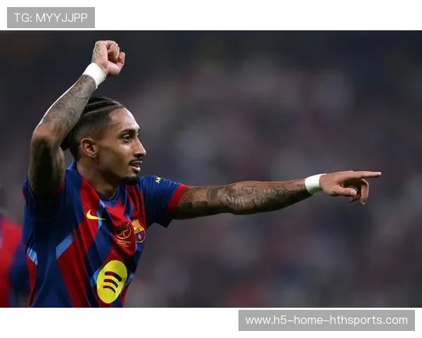 巴萨倒三角传回中路，拉菲尼亚迎球抽射破门