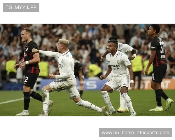 国米4-1完胜，四连胜无可撼动，继续强势领跑欧冠小组，国米时隔45年重夺欧冠